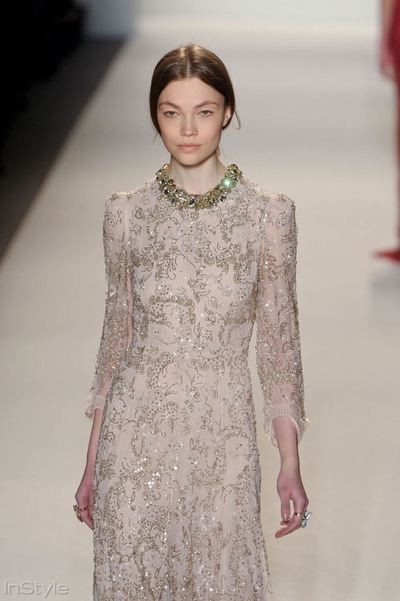 Jenny Packham Sonbahar Kış 2013 2014 Koleksiyonu Payetli Beyaz Renkli Uzun Abiye Elbise Modeli